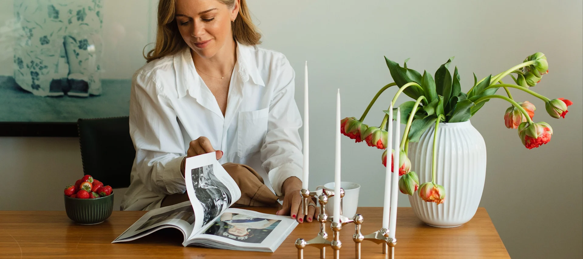 Tidlösa designklassikerna Lyngby grön vas från Lyngby Porcelaen, Alvar Aalto vas gåvoset från Iittala, Hammershøi vaser i vitt och blått från Kähler hemma hos Ebba Kleberg von Sydow.