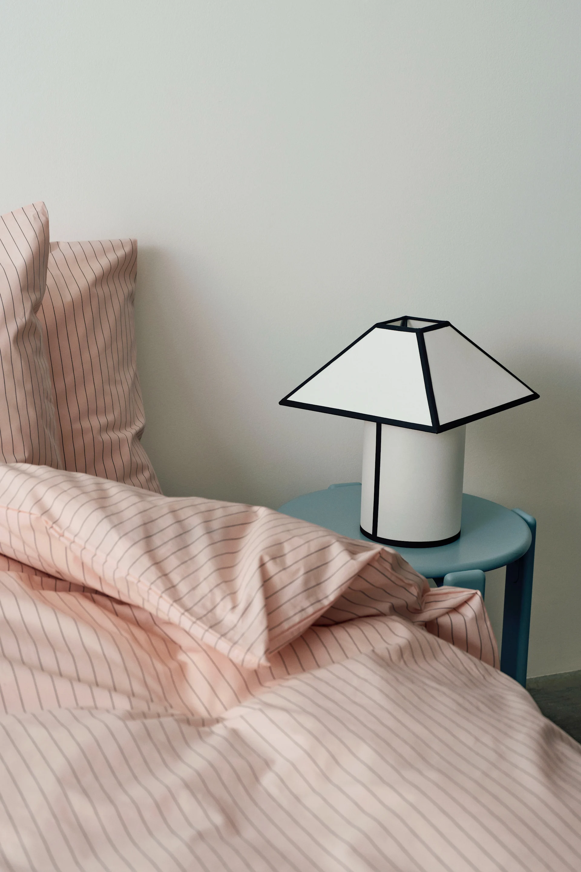 Fungo Swirl bordslampa i blått och vitt från Globen Lighting har formen av en svamp och blir en sovrumslampa som både ger mysigt sken samtidigt som det blir en utstickande inredningsdetalj.
