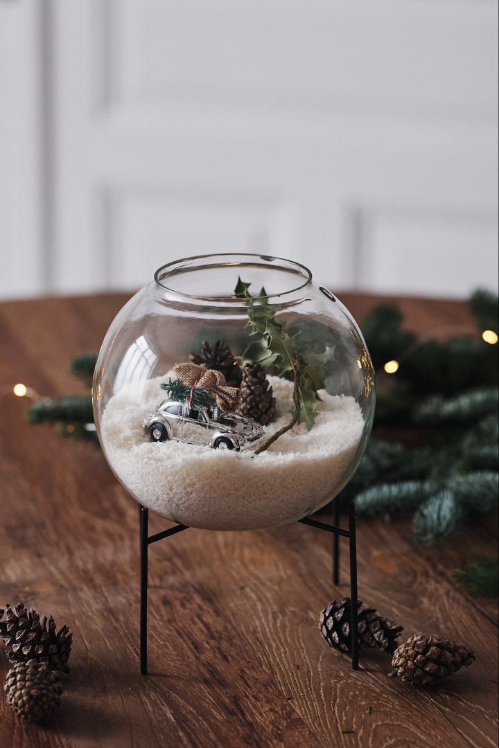 En vas fylld med kokosflingor och med en dekorationsbil från House Doctor blir en egengjord snöglob och ett enkelt julpyssel för barn.  
