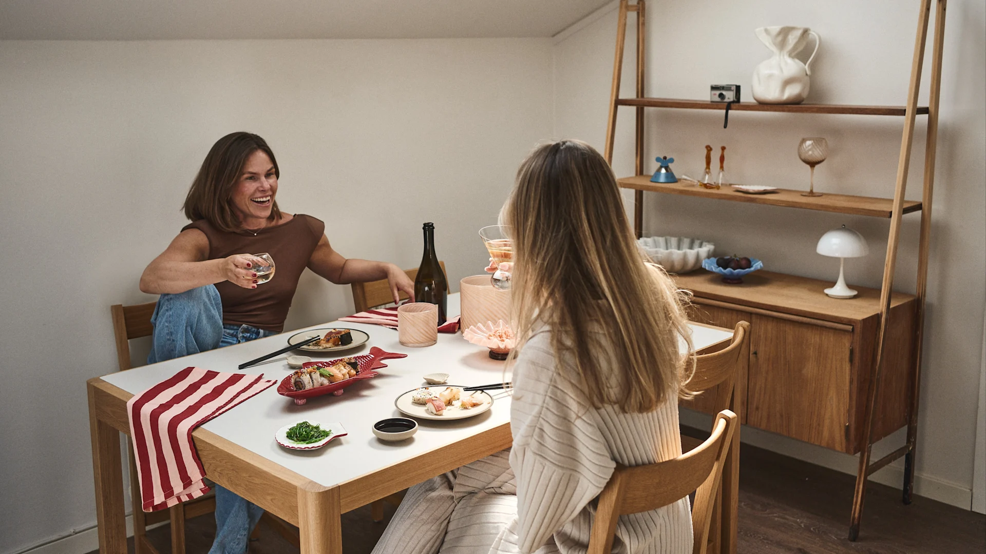 Med porslin, glas, detaljer och textilier från Byon kan du skapa en härlig sushi-middag mitt i veckan. Duka upp med fint porslin, servetter och finglas för att sätta guldkant på vardagen.