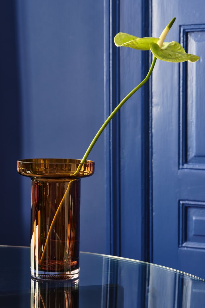 Limelight brun vas 24 cm från Kosta Boda i ett blått vardagsrum. 