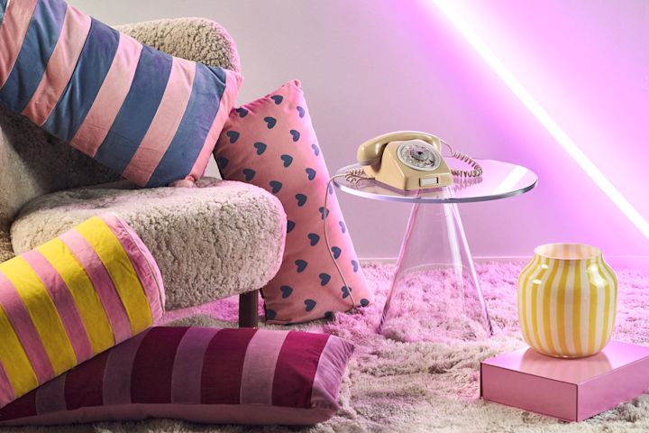 Bland årets färgtrender 2023 ser vi rosa göra comeback - alltifrån pastellrosa till magenta som blivit årets färg 2023 av Pantone. Här i randiga, rosa kuddar. 