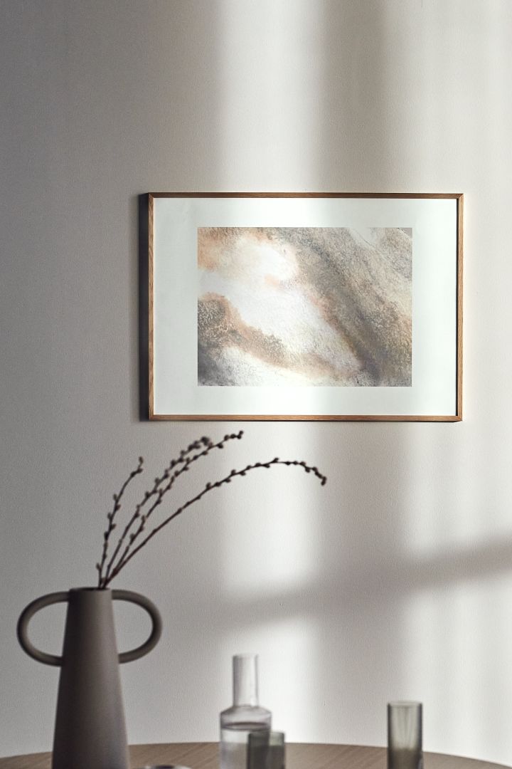 17 snygga posters att inreda ditt hem med - här ser du naturinspirerade Afloat poster från Scandi Living i toner av beige som liknar marmor.