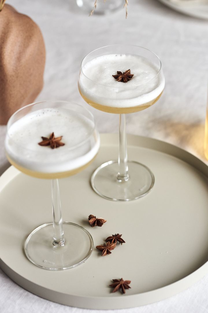4 festliga & enkla drinkar till nyår - här ser du en lyxig fläderdrink i Essence Cocktailglas från Iittala på en bricka från Cooee Design.
