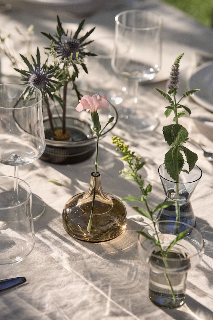 Duka till midsommar i avskalad stil. Här med minivaserna Midsummer från Orrefors. 