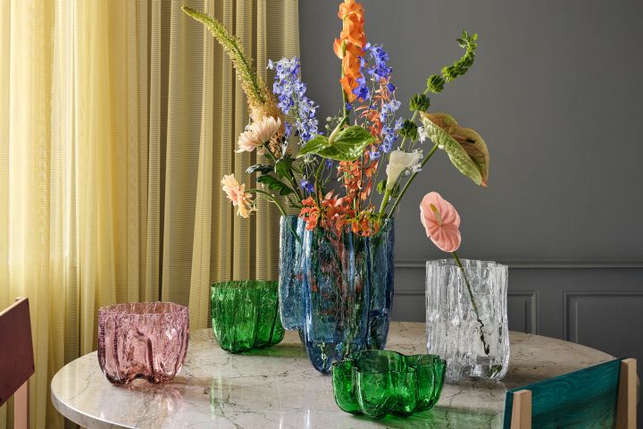 Serien Crackle är en glasserie skålar och vaser från Kosta Boda i färgat glas och med krackelerad yta. 