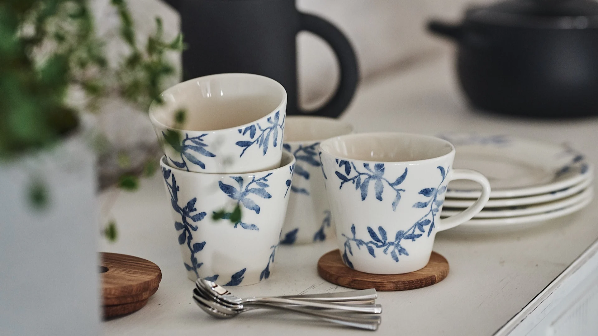 Kaffemuggar från servisen Havspil – ett blåvitt porslin från Scandi Living.