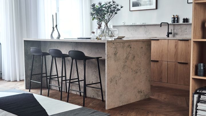 Elin Skoglunds lägenhet är en inredningsdröm med råa naturmaterial i köket och eleganta inredningsdetaljer