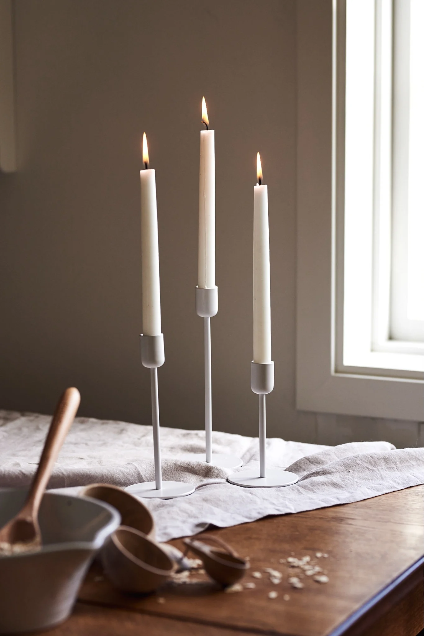 Stilleben av vita ljusstakar från Scandi Living. 