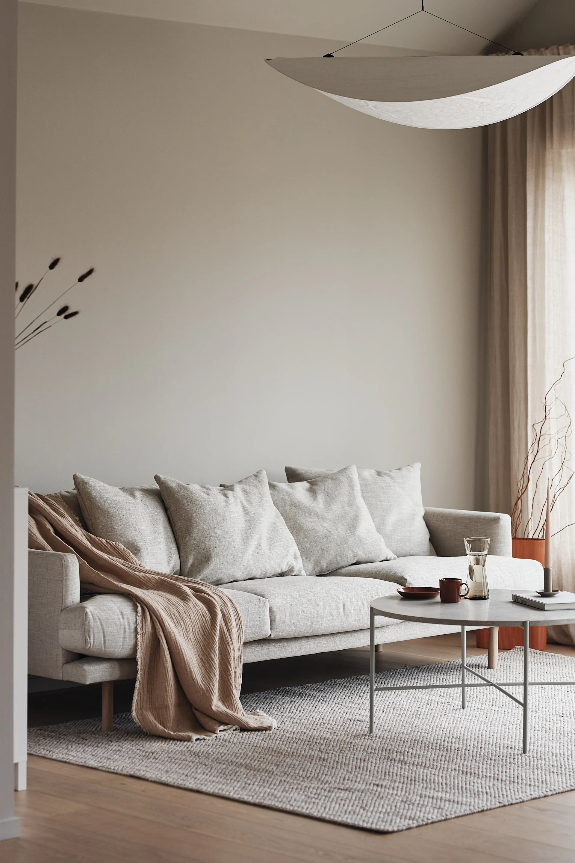 Skapa ett feng shui-vardagsrum genom att inreda socialt med hjälp av att skapa fler sittplatser och positionera 1898 soffan mot en vägg.