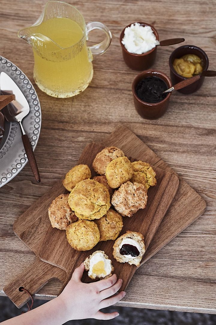 På påskbuffén serveras det scones på en skärbräda från House Doctor vilket skapar en rustik look. 