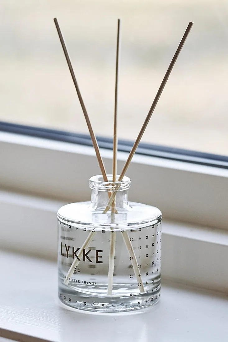 Lykke doftpinnar från Skandinavisk sprider en härlig doft som kittlar sinnena och bjuder in till hygge.