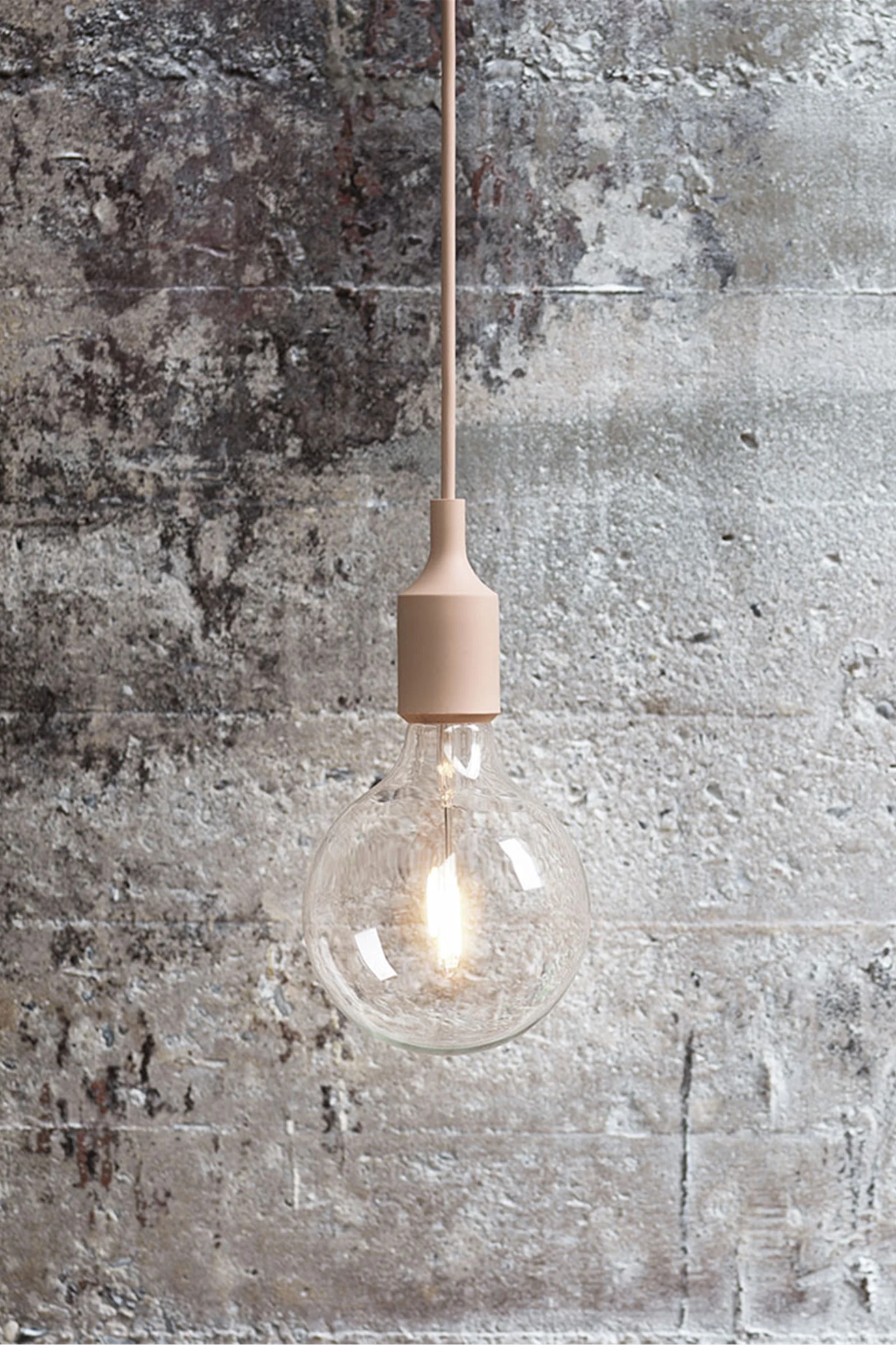 E27 lampa från Muuto är perfekt att inreda med om man vill ha en skandinavisk, minimalistisk känsla. Häng en bara som den är eller samla flera i ett kluster för en maffigare effekt.