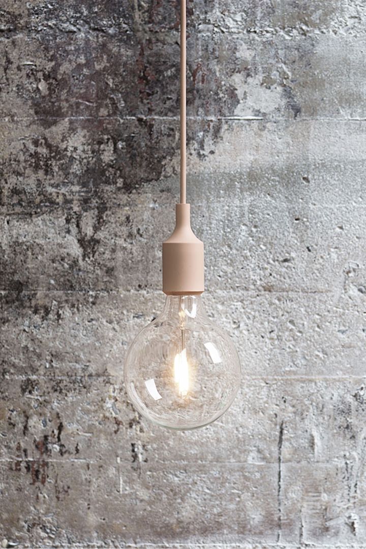 E27 lampa från Muuto är perfekt att inreda med om man vill ha en skandinavisk, minimalistisk känsla. Häng en bara som den är eller samla flera i ett kluster för en maffigare effekt.