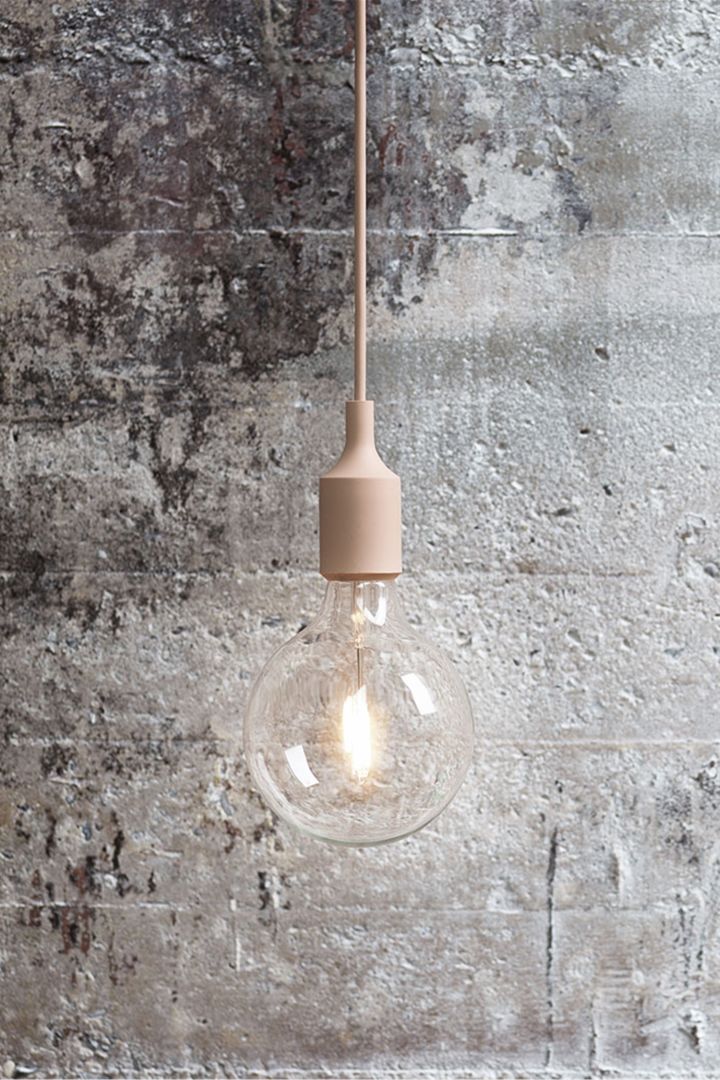 E27 lampa från Muuto är perfekt att inreda med om man vill ha en skandinavisk, minimalistisk känsla. Häng en bara som den är eller samla flera i ett kluster för en maffigare effekt.