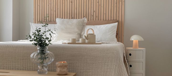 Inred enligt feng shui med Louise Roe Balloon vas, Stelton theo tekanna, Fritz Hansen night owl bordslampa för ett harmoniskt sovrum. @Our_home_living