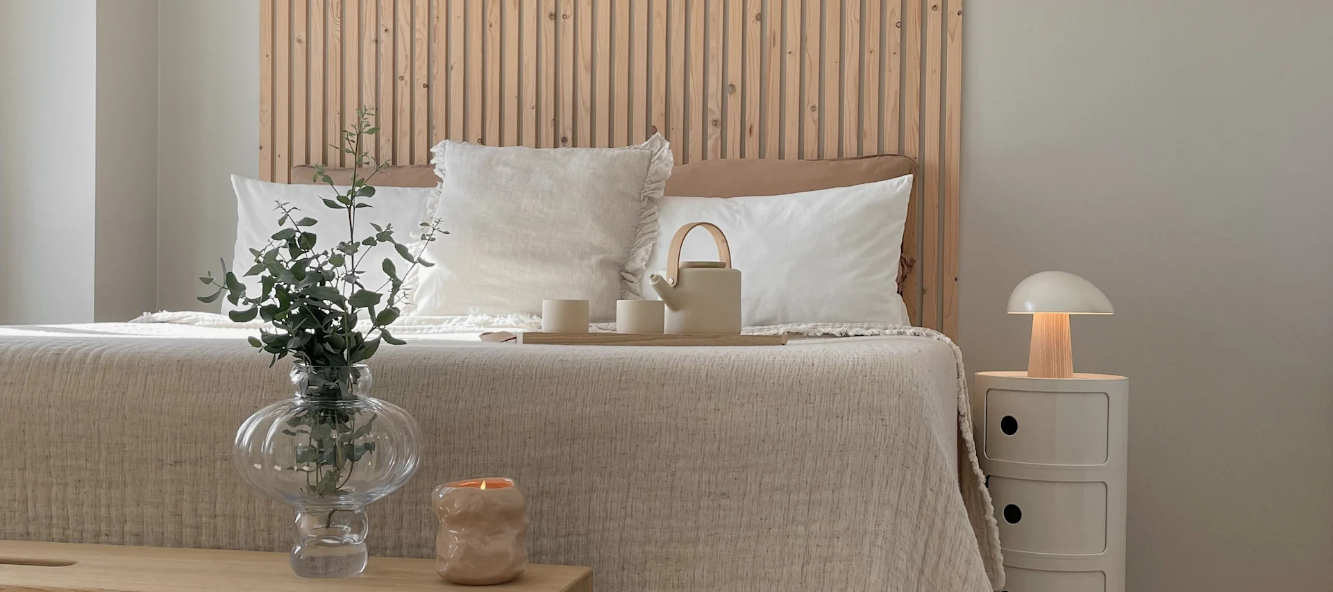 Inred enligt feng shui med Louise Roe Balloon vas, Stelton theo tekanna, Fritz Hansen night owl bordslampa för ett harmoniskt sovrum. @Our_home_living