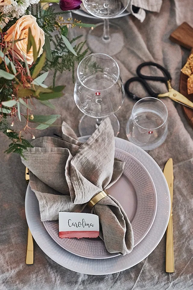 Raw guldbestick från Aida adderar extra festkänsla till dukningen.