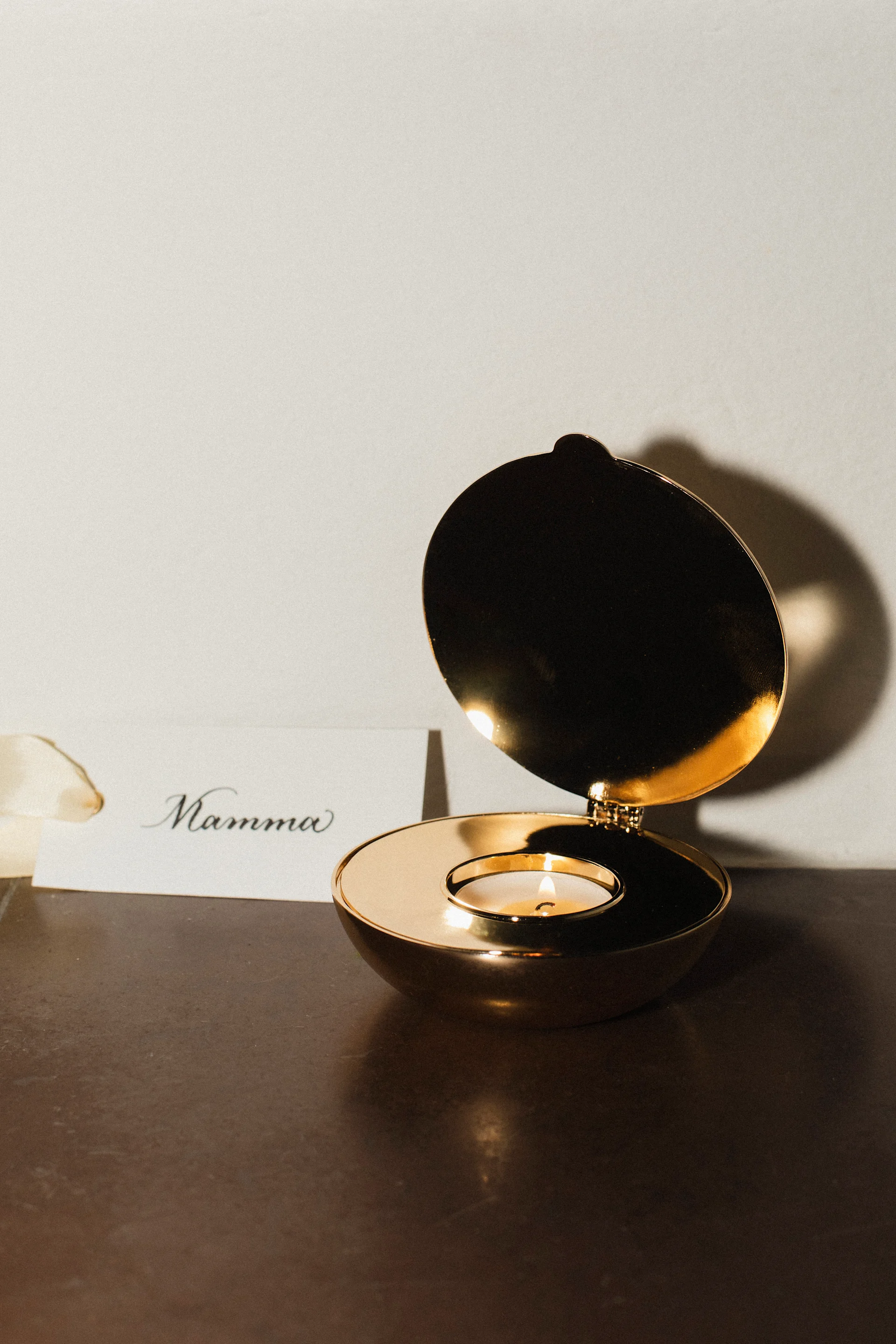 Ebba Kleberg von Sydow har ett julklappstips för att skämma bort dig själv - Shell ljuslykta från Design House Stockholm i mässing.