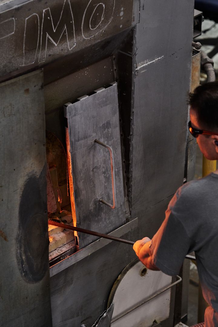 Produktion i Iittalas glasfabrik där hantverkare blåser och bränner glas. 