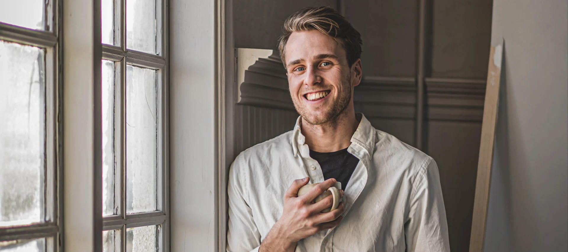 Instagram-profilen Hannes Mauritzson i sitt hem, fotad av Malin Mörner.