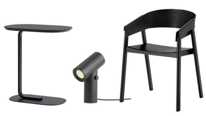 Muuto Coverstol, Beam bordslampa och Relate sidobord i svart i ett kollage. 