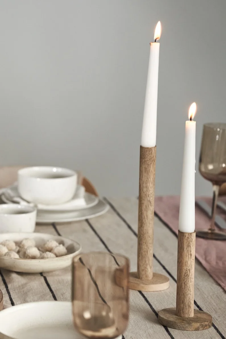 En elegant juldukning i 4 olika stilar enligt Nest Trends; Cultivate, Nurture, Boost och Share. Här är en dukning inom Nurture-trenden med ljusstakar i trä från Ernst som fin dekoration.