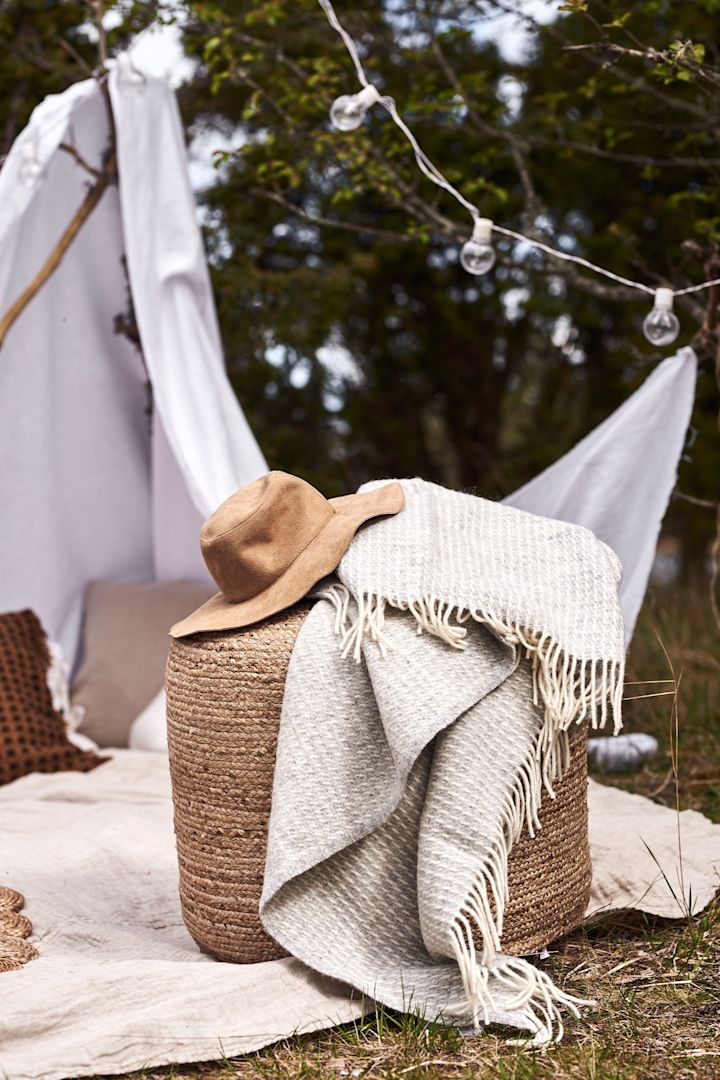 Sittpuff i jute är ett bra tips att ha med på en glamping för att sitta bekvämt. 