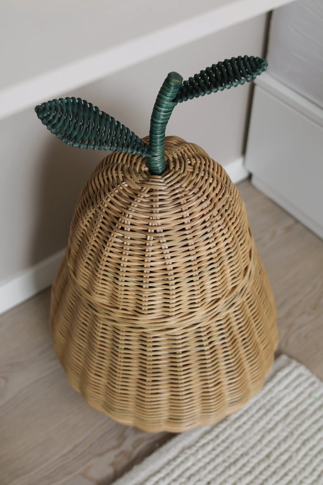 Inreda barnrum - inspiration hemma hos influencern @joanna.avento där hon inrett barnrummet med ferm LIVINGs praktiska och lekfulla korg som liknar ett päron.