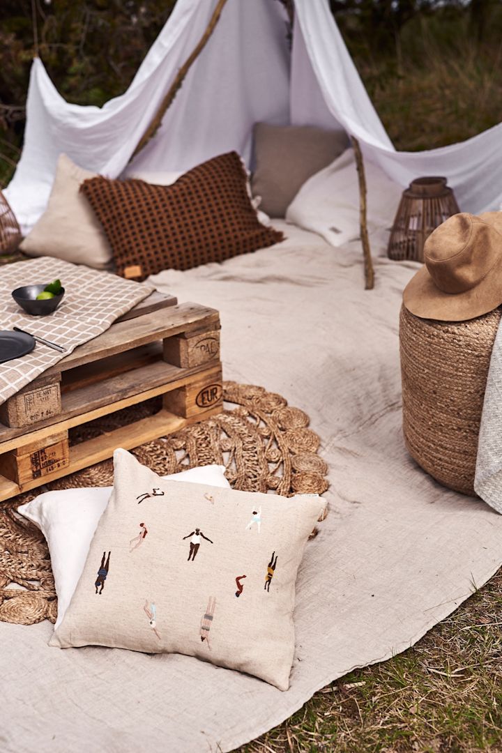 Gott om textilier och kuddar på en Glamping - ett mysigt tips till en sommar bucket list över saker att göra i sommar. 