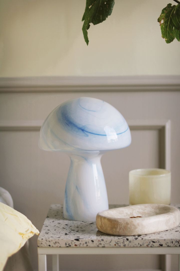 Fungo Swirl bordslampa  i blått och vitt från Globen Lighting har formen av en svamp och blir en sovrumslampa som både ger mysigt sken samtidigt som det blir en utstickande inredningsdetalj.