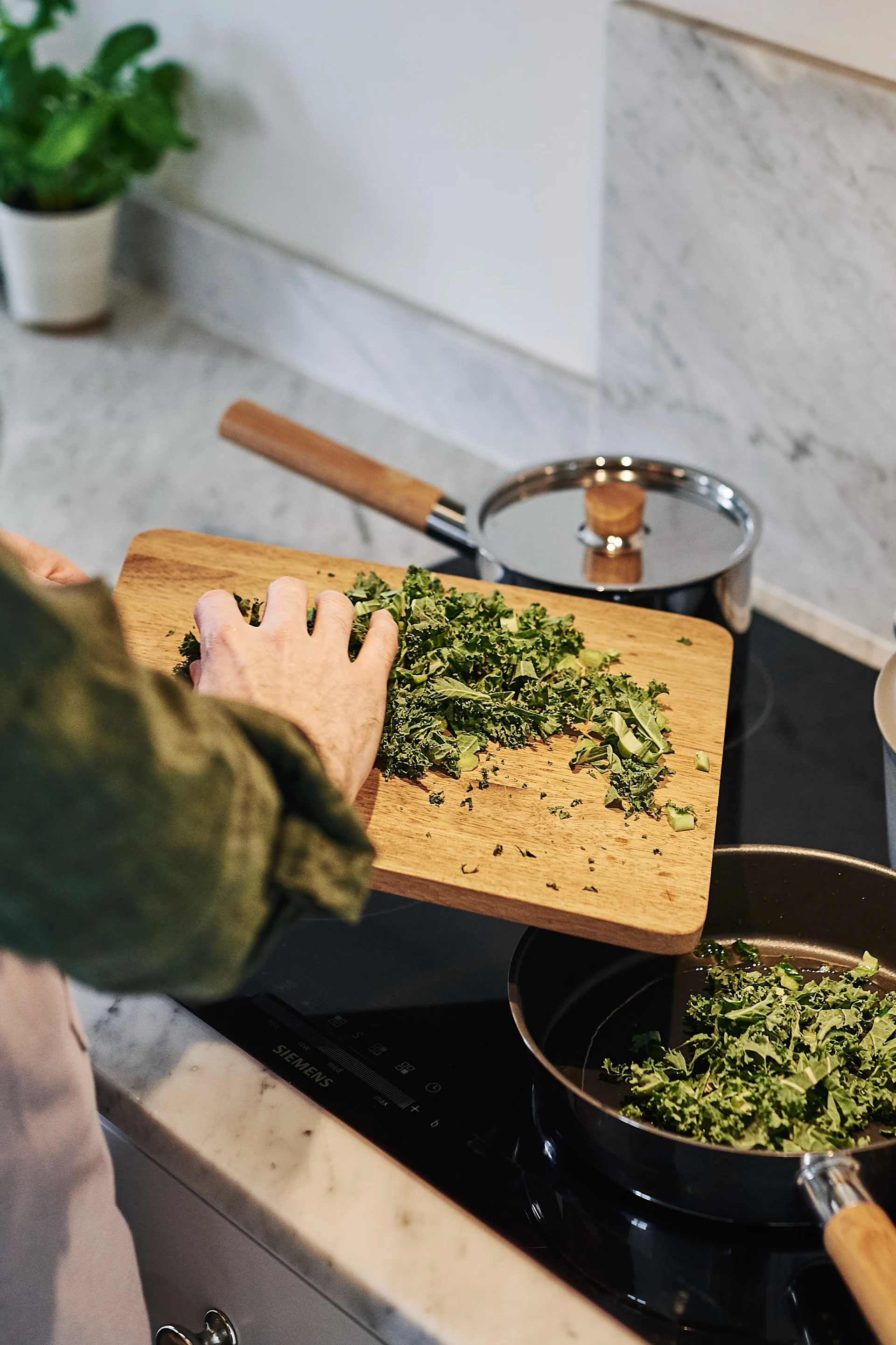 Förnya ditt kök med 11 praktiska & snygga kökstillbehör för enklare matlagning - här ser du House Doctor skärbräda i valnöt.