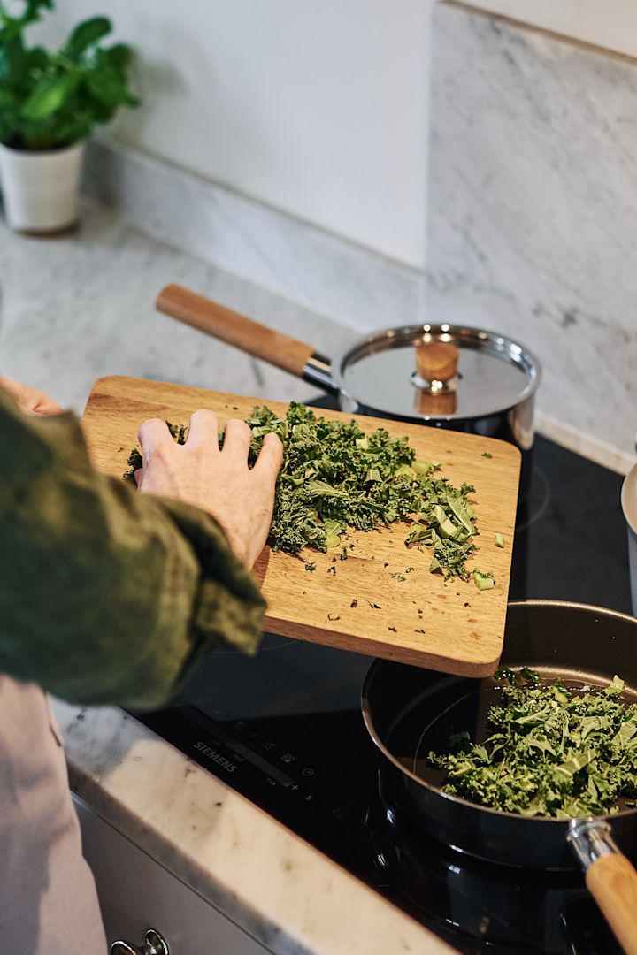 Förnya ditt kök med 11 praktiska & snygga kökstillbehör för enklare matlagning - här ser du House Doctor skärbräda i valnöt.