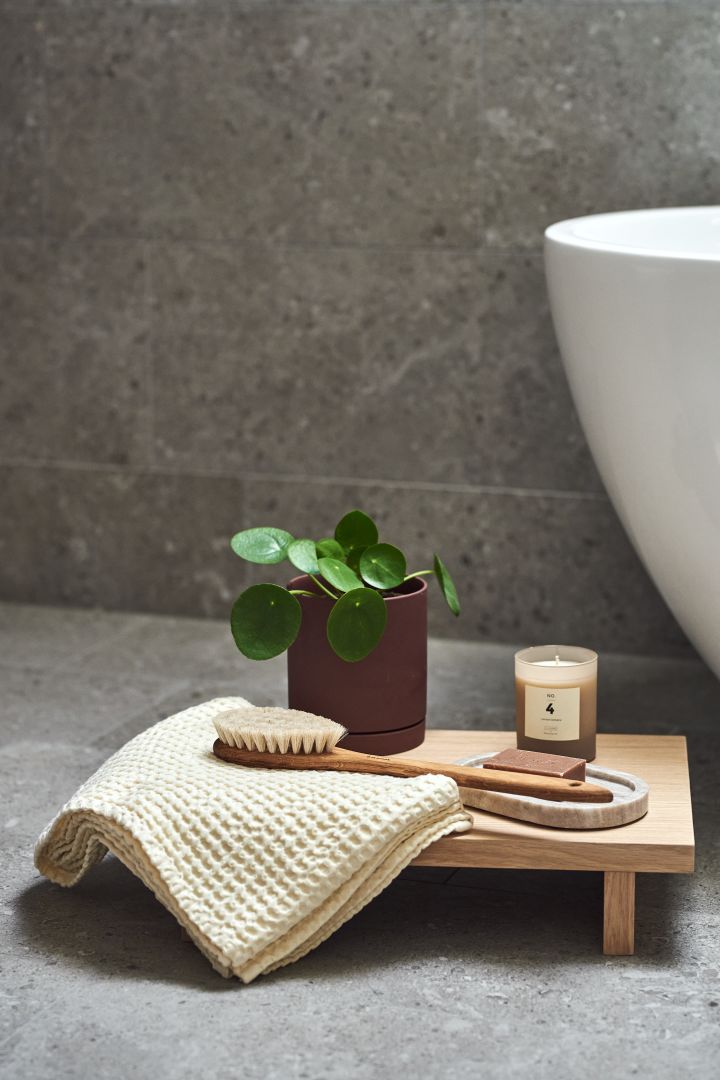 Skapa ett hemmaspa i badrummet genom att inreda med handduk från Ferm Living, Iris hantverk badborste, Meraki tvål och Bloomingville doftljus.