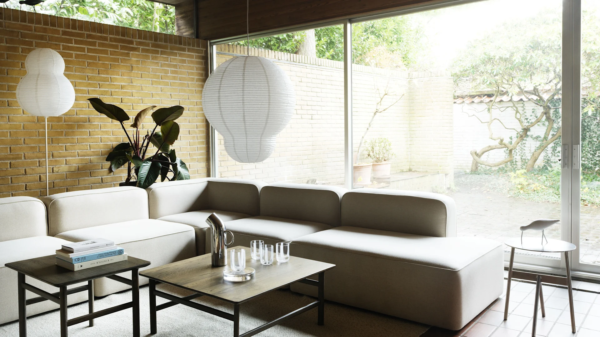 Stingray Chandelier från 101 Copenhagen är en stor taklampa med modern design. Lampan har flera armar försedda med skärmar som har en form inspirerad av stingrockor.