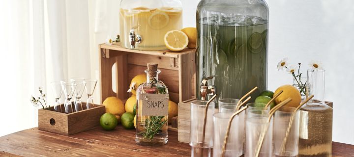 Drinkbord med stora glasbehållare från House Doctor på fyllda med lemonad, citron och lime är perfekt tips till sommarfesten.