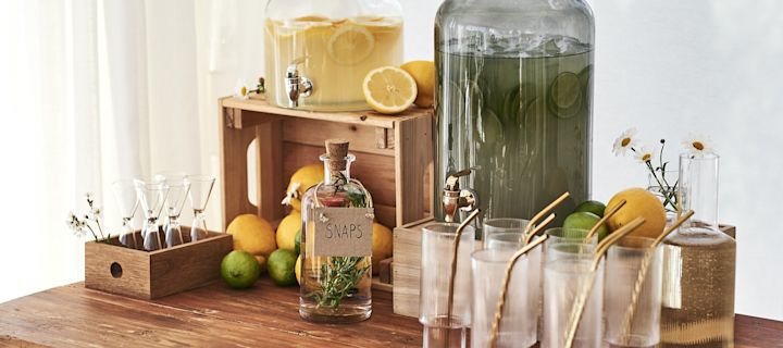 Drinkbord med stora glasbehållare från House Doctor på fyllda med lemonad, citron och lime är perfekt tips till sommarfesten.