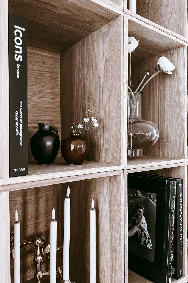 Inreda bokhyllan snyggt - inspiration hemma hos Anela Tahirovic @arkihem där blommor och gröna växter skapar ett mer levande intryck i din bokhylla.