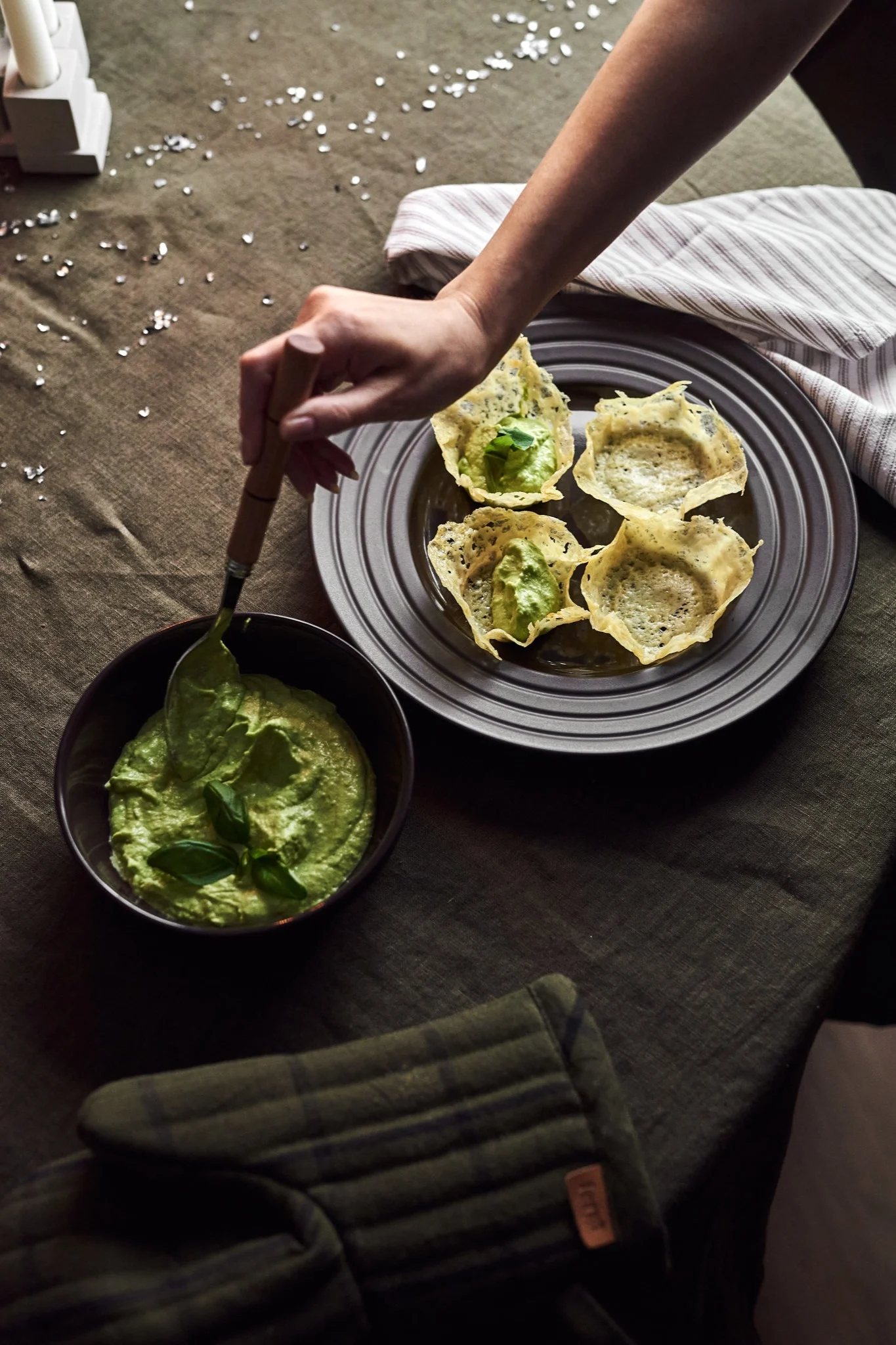 4 goda & enkla förrätter till nyår - här ser du lyxiga cheddarkorgar fyllda med avokado- och limekräm på NJRD tallrik i brunt.