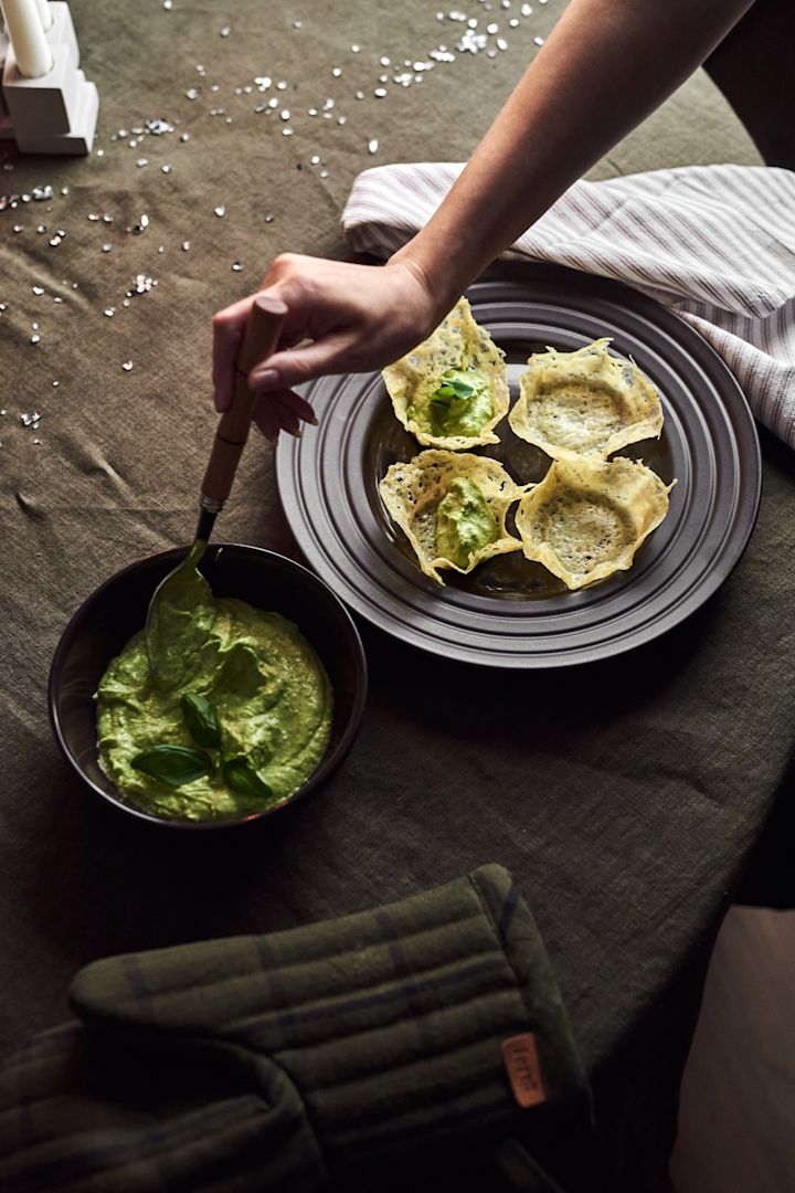 4 goda & enkla förrätter till nyår - här ser du lyxiga cheddarkorgar fyllda med avokado- och limekräm på NJRD tallrik i brunt.