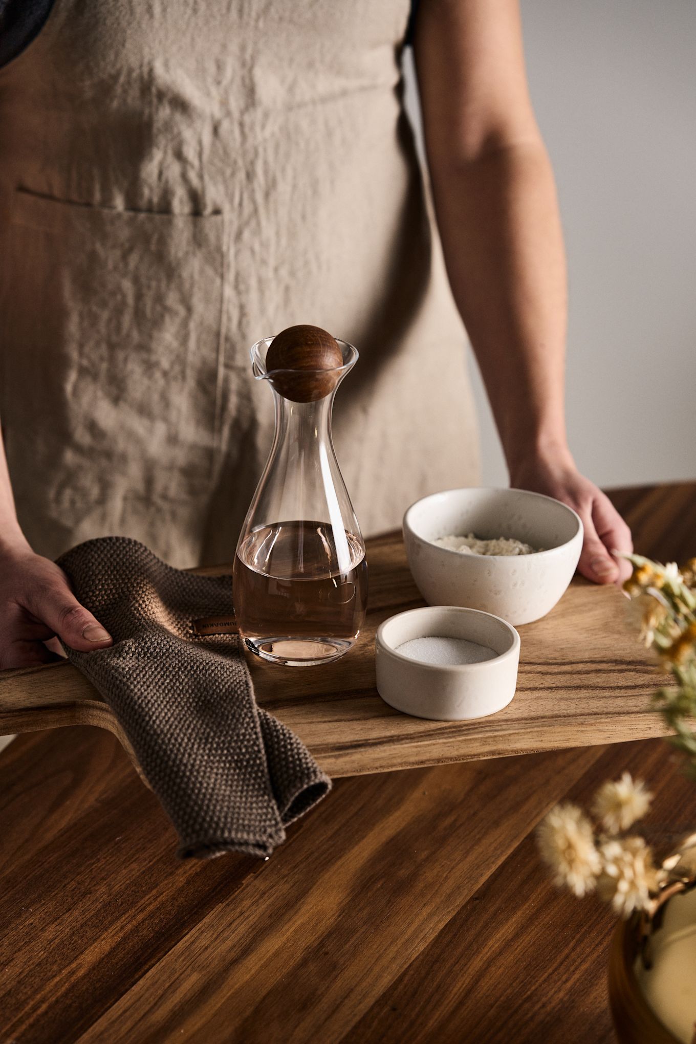 Blanda mjöl, vinäger och salt tillsammans som husmorstips för att rengöra mässing och putsa mässing med en mjuk handduk för att få den skinande ren.
