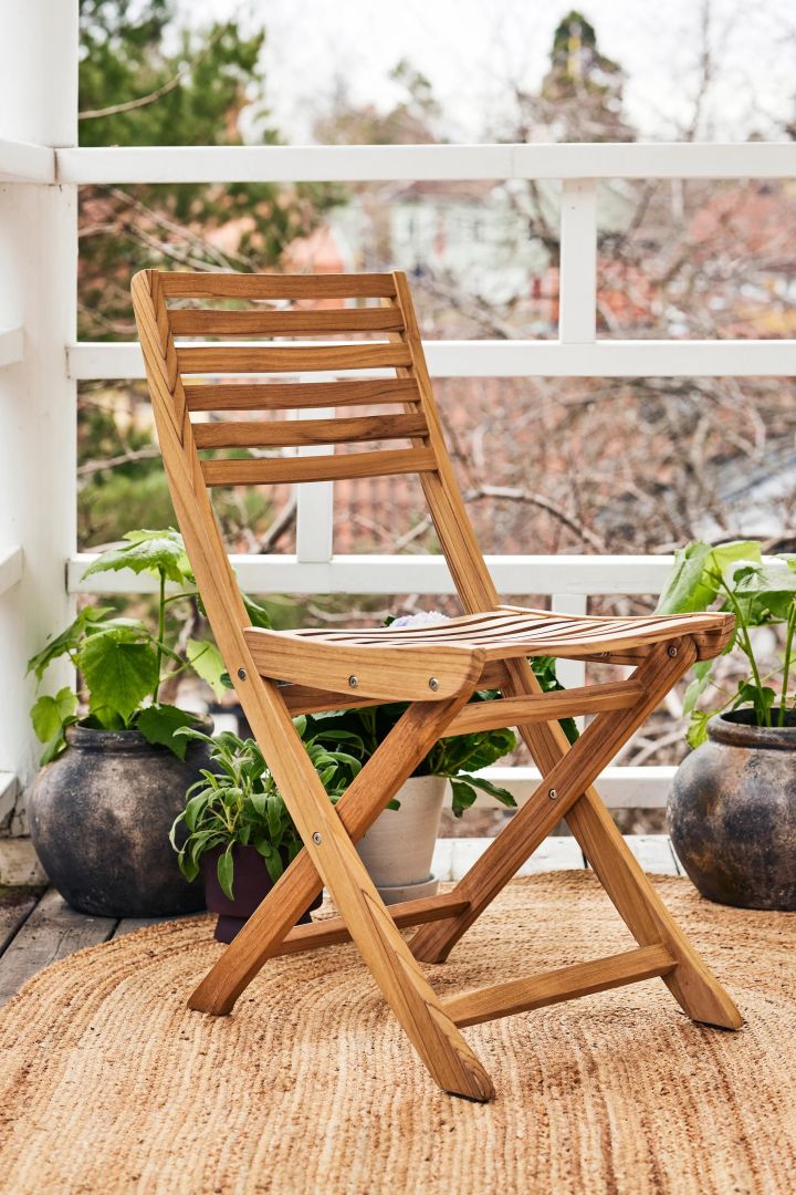 Aneboda klappstol från 1898 i teak är en stol som är perfekt för liten balkong då den tar minimalt med plats och är enkel att fälla ihop när den inte används.