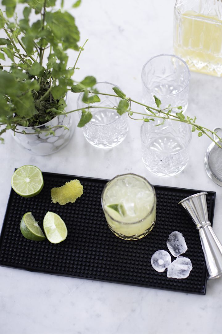 Använd barmattan Balia från Dorre för att förbereda din mocktail.