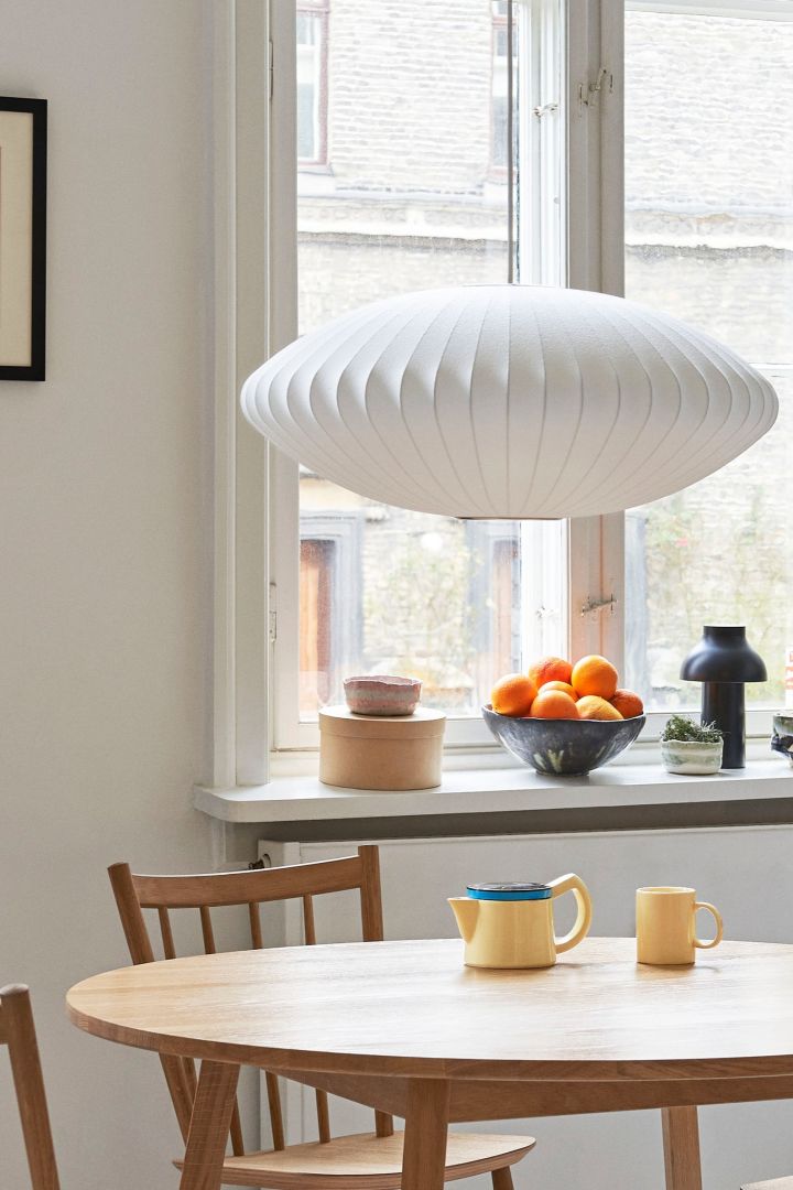 Nelson Bubble Saucer taklampa från HAY är ett tips på en trendig lampa med plisserad lampskärm, den blir ett fint statement piece att hänga över matbordet.