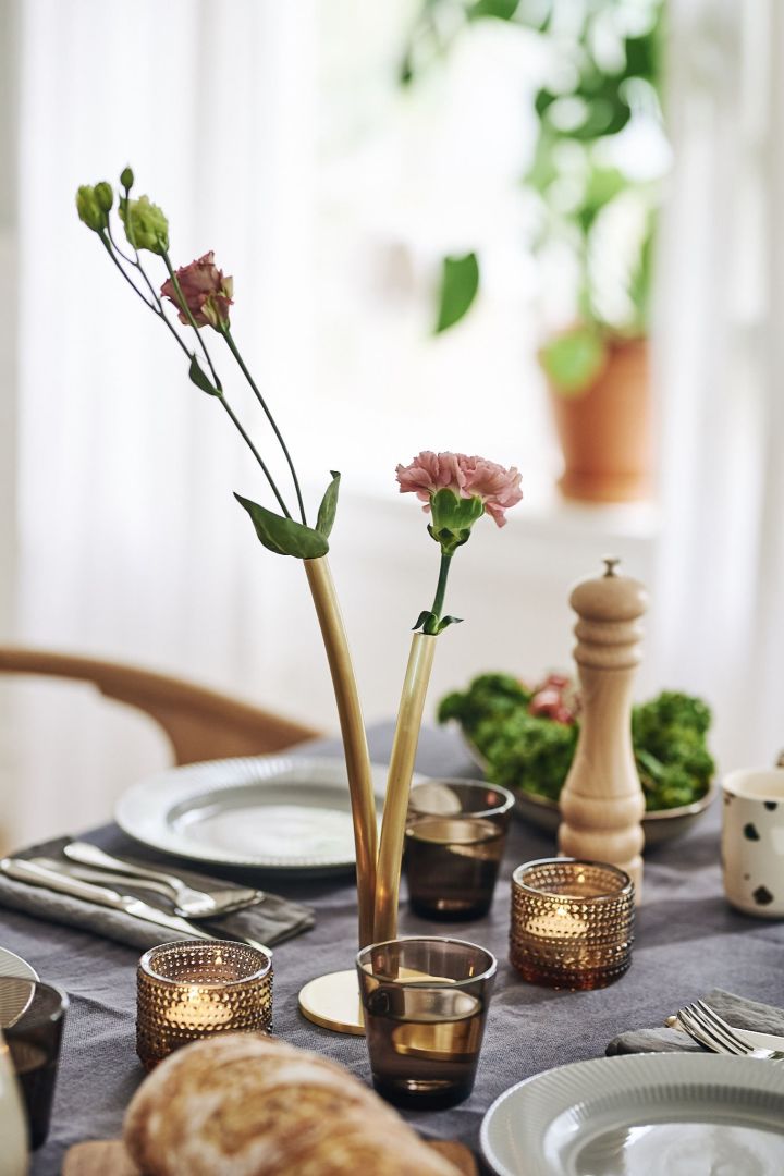 Klong vasen Skott förskönar matbordet och är ett praktexempel på god skandinavisk design. 