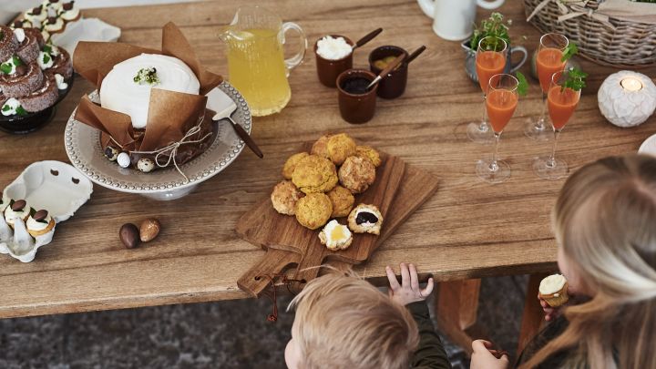 Gyllene scones, muffins och påsktårta bjuder in till ett sött påskfirande och påskbuffé i rustik miljö. 