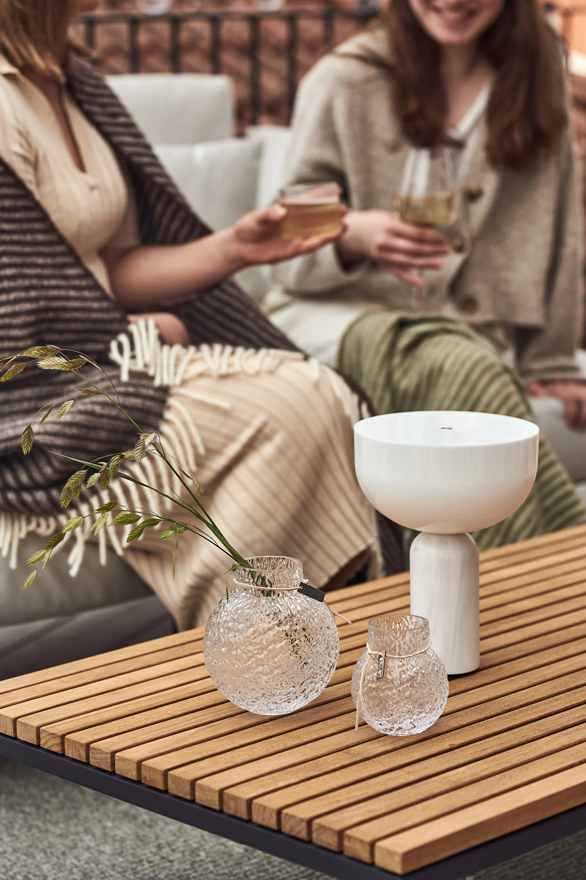 Ernst vaser i transparent glas är perfekt att inreda balkongen med för att öka mysfaktorn.