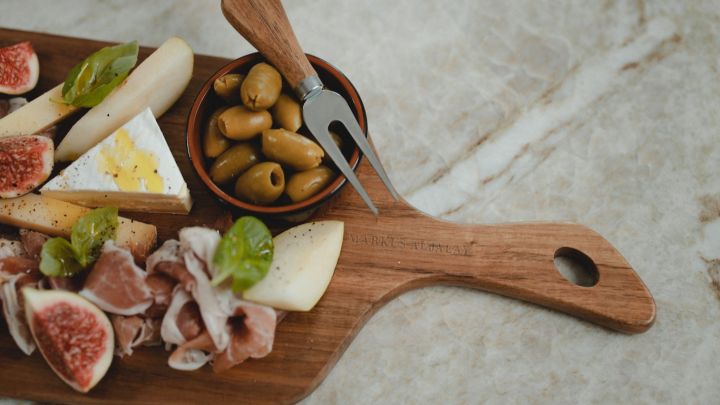 Skärbräda från varumärket och mästerkocken Markus Aujalay med goda tapas på i form av oliver, ost och fikon. 