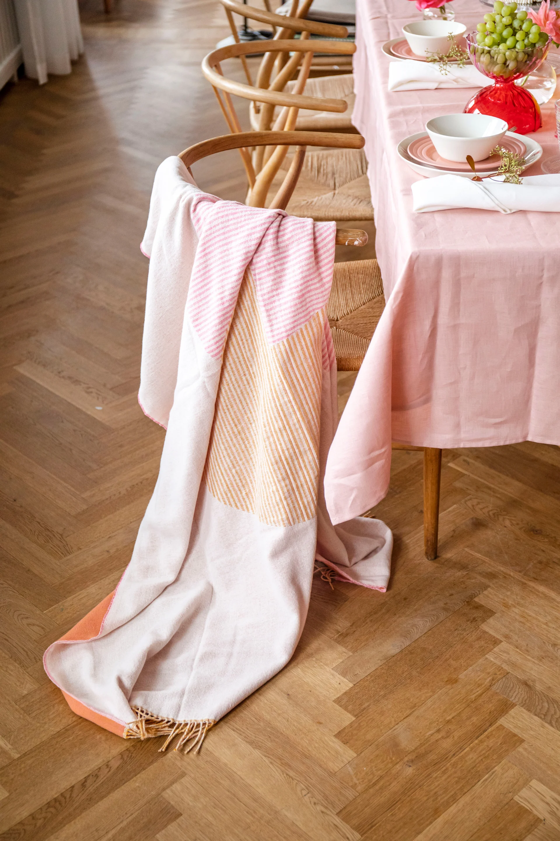 Circles bomullspläd från NJRD i rosa är en framtida designklassiker enligt Ebba von Sydow.