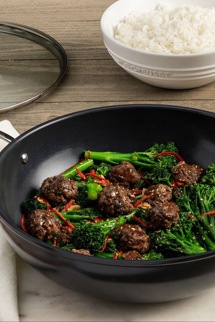 En asiatisk rätt tillagas i wok från Le Creuset.